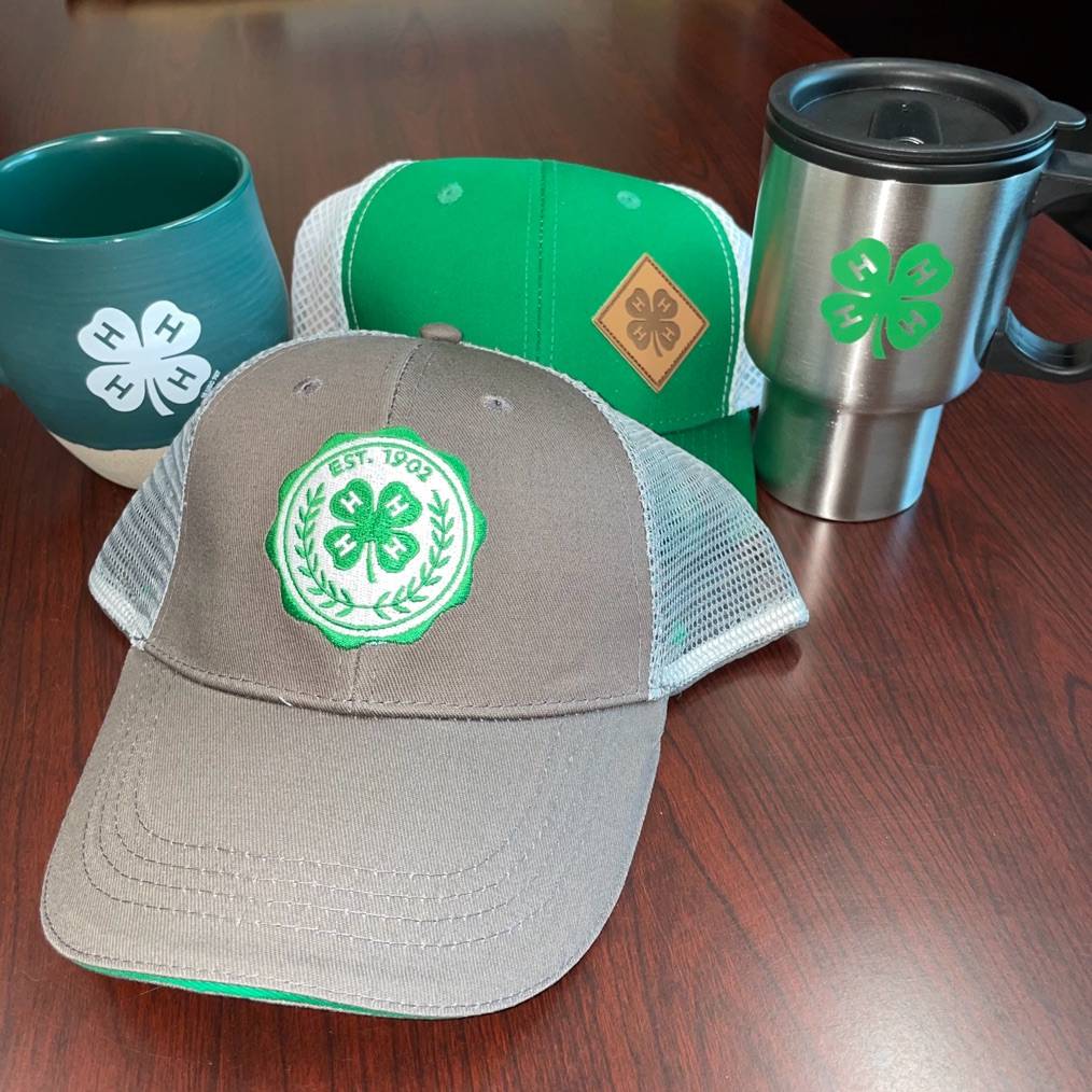 Hats and mugs with 4-H clover logo on them.